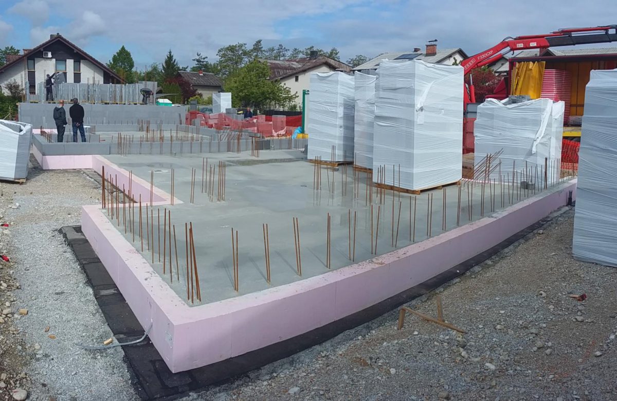 Fotografija pripravljene temeljen plošče izolirane z sistemom JUBHome BASE