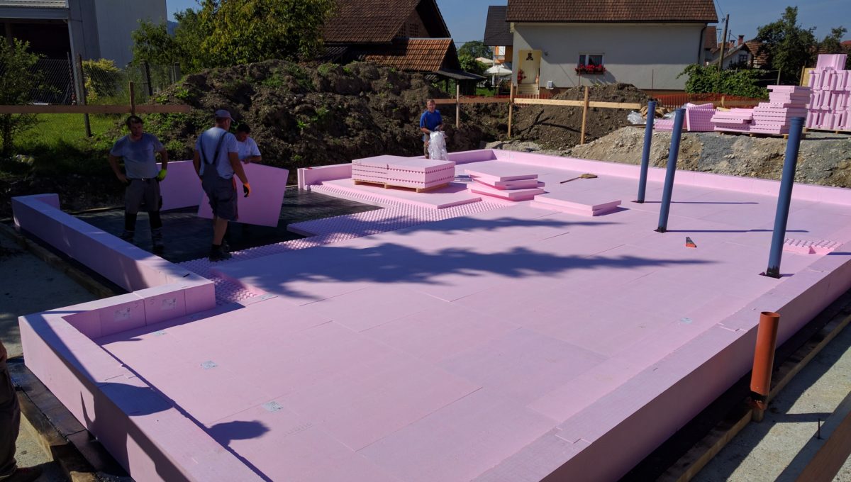 Fotografija iz gradbišča - sestavljanje sistema izolacije temeljne plošče JUBHome BASE