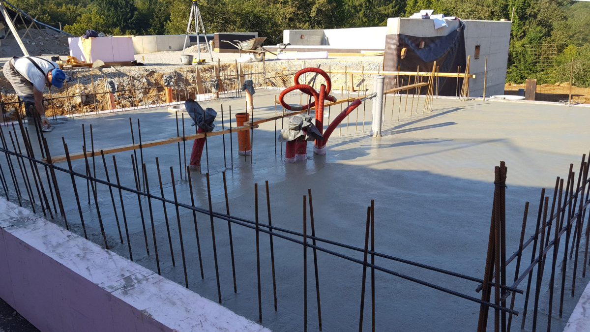 Fotografija iz gradbišča - izvedena temeljna plošča s sistemom za izolacijo plošče JUBHome BASE, že zalita z betonom.