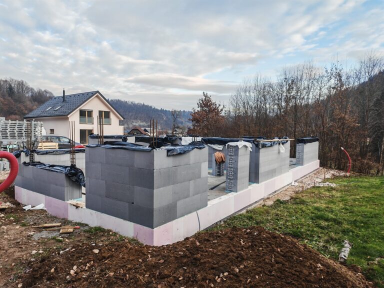 Fotografija sestavljanja 1. faze JUBHome WALL sistema za gradnjo pasivnih hiš.