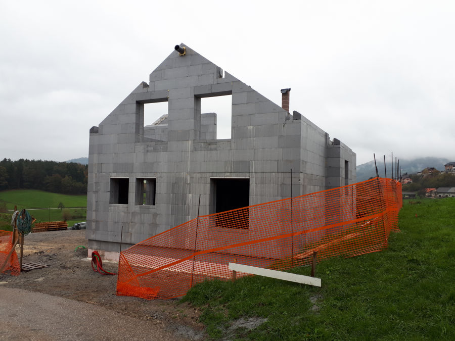 Hiša zgrajena s sistemi JUBHome, tik pred montažo ostrešja.