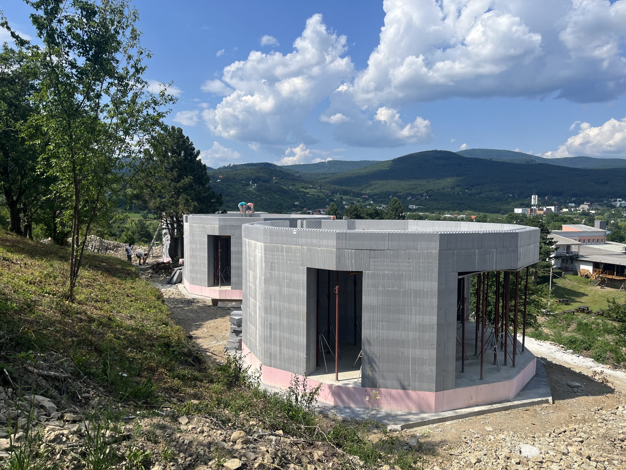 Naselje glamping hišk na Slovaškem zgrajenih s sistemi JUBHome