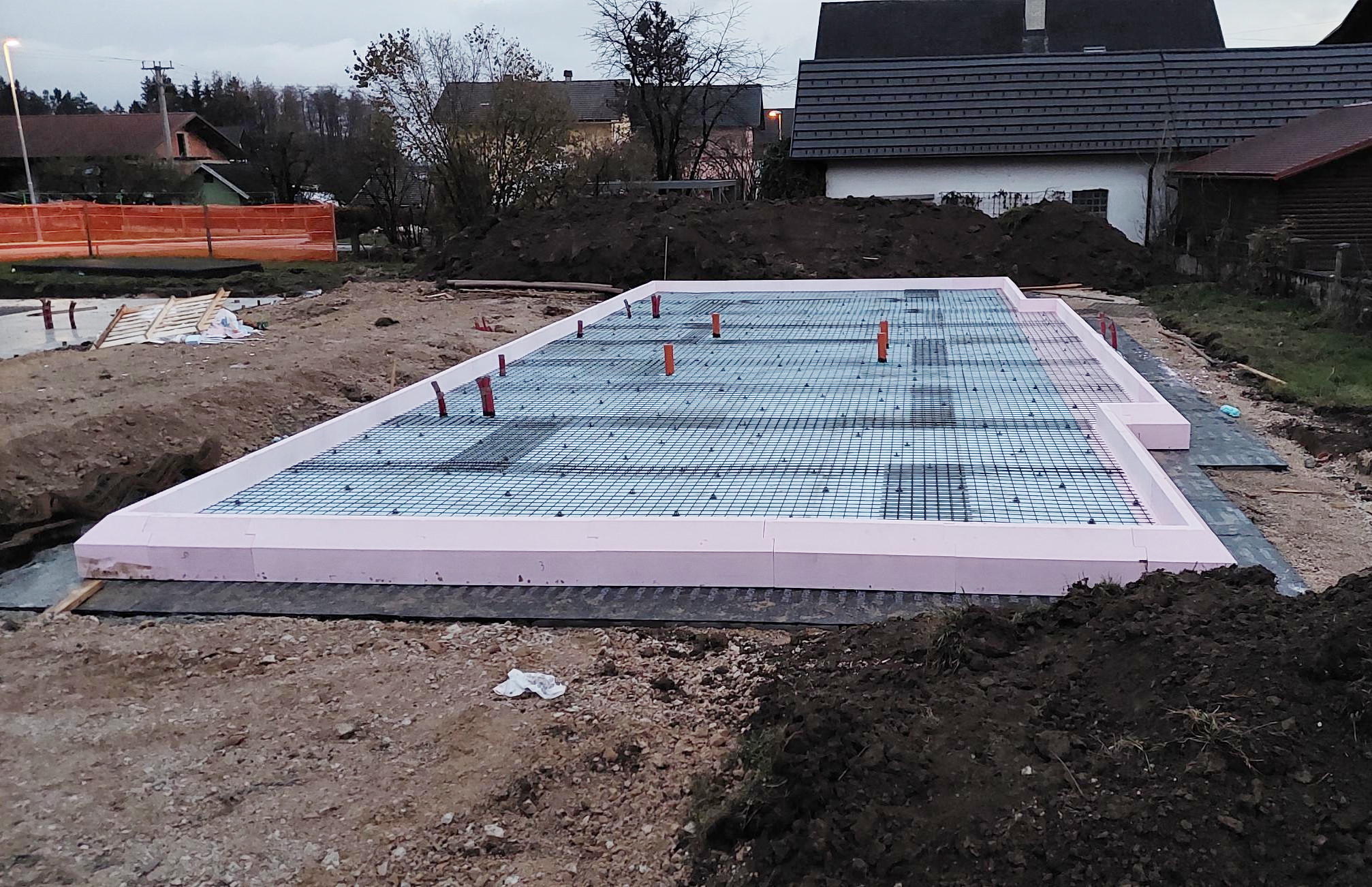 Sestavljen JUBHome BASE sistem z vgrajeno armaturo, pripravljeno na betoniranje