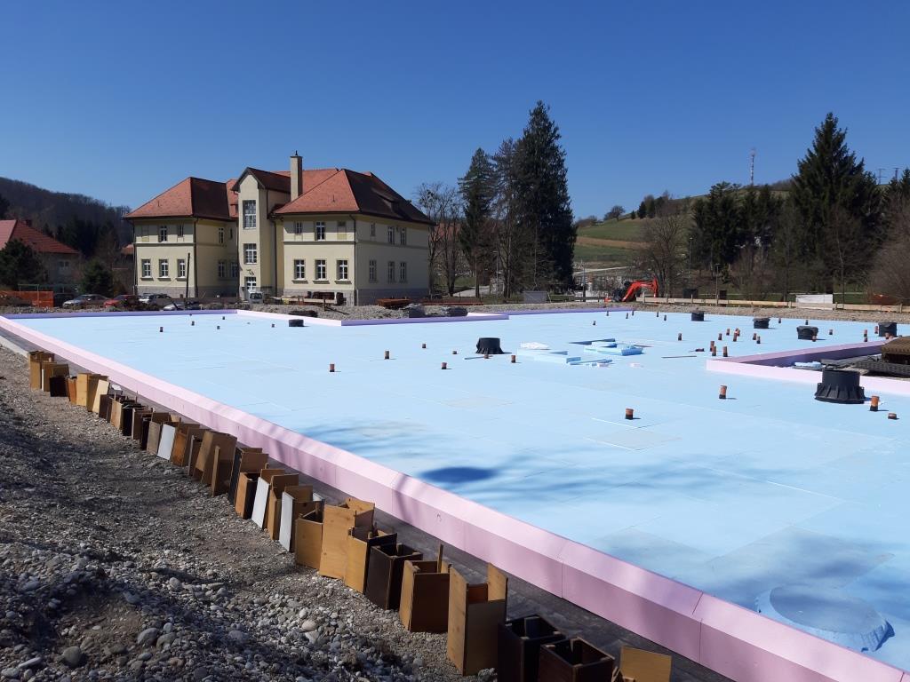 Kar 1200 m2 velika temeljna plošča vrtca Senovo pri Krškem. Na fotografiji zložen JUBHome BASE sistem.