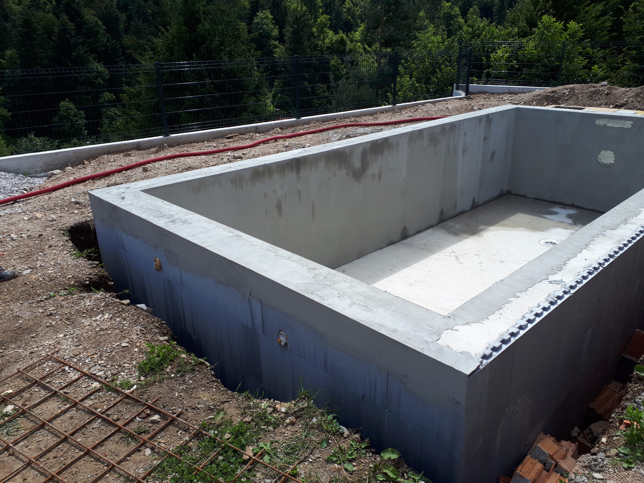 Bazen iz elementov JUBHome WALL 300, zaključen z JUBIZOL lepilno malto.