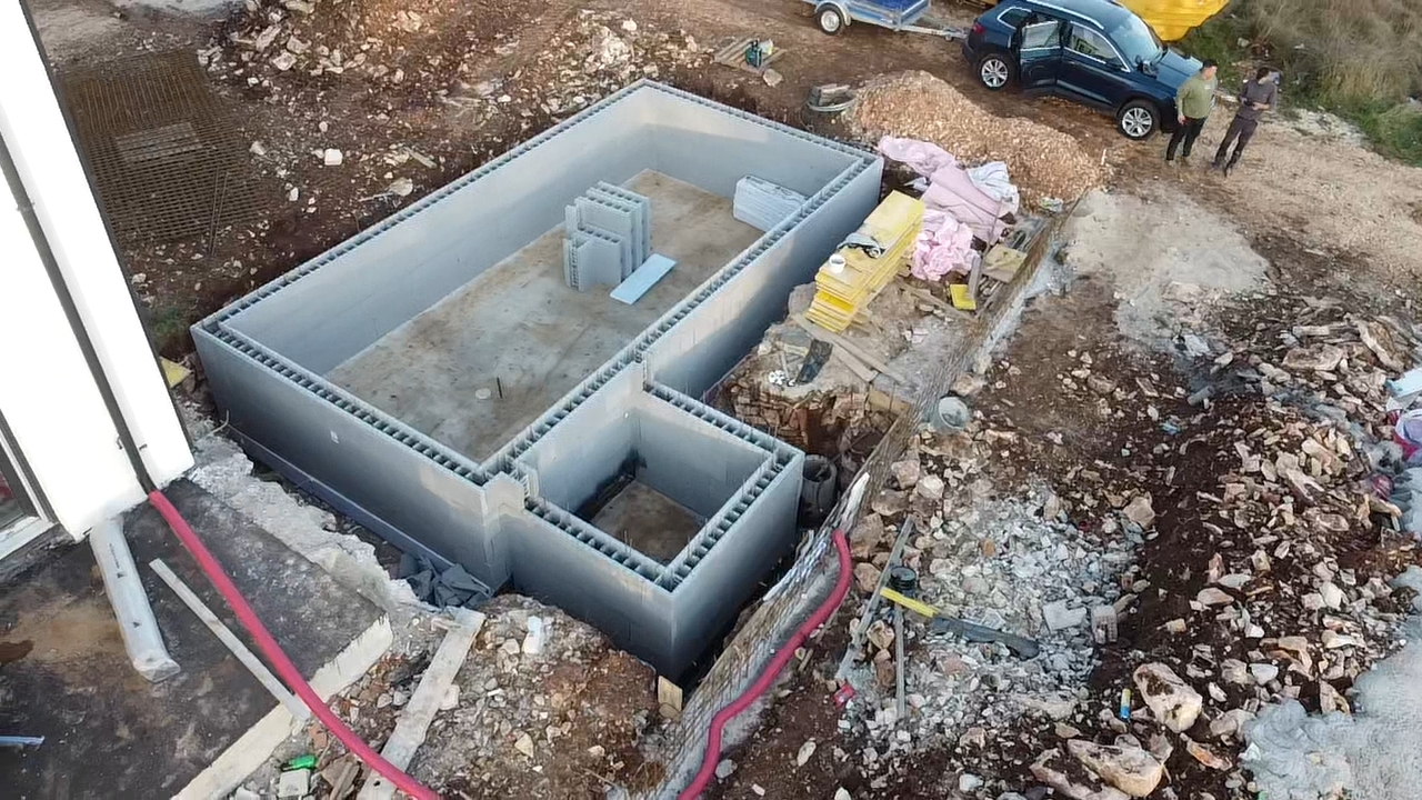 Sestavljen bazen s pomočjo WALL 300 elementov, strojnica v delu.