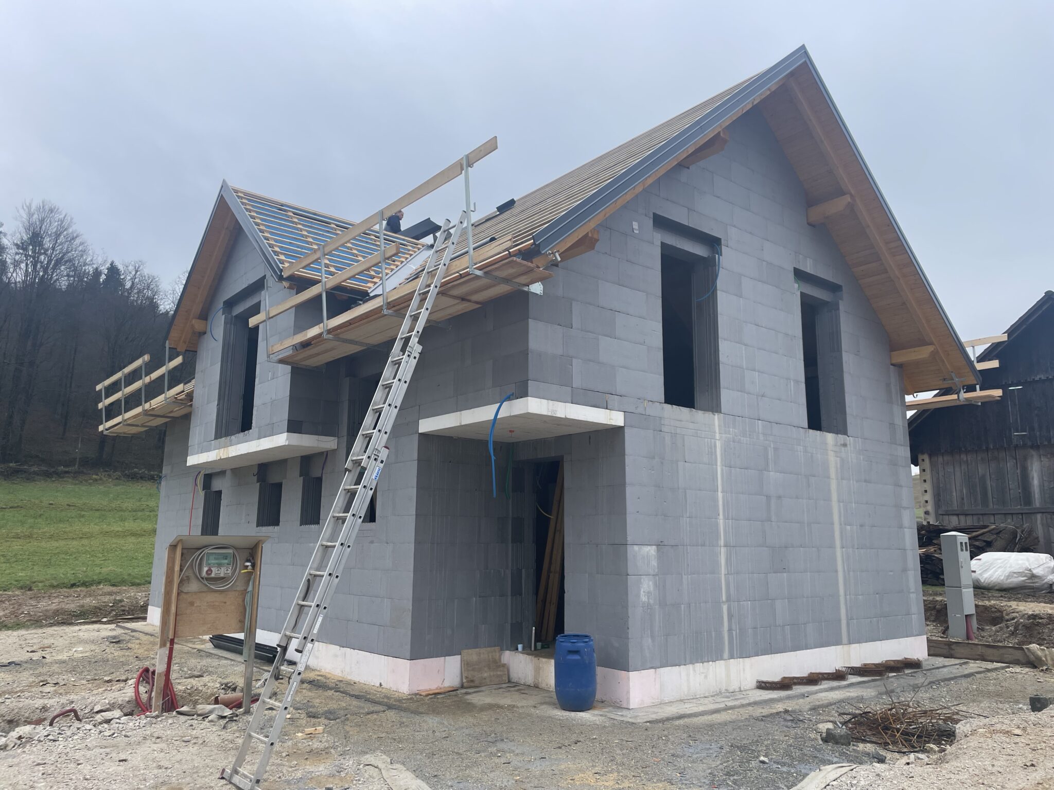 Hiša na fotografiji je zrasla v okolici Grosupljega in je za našega naročnika že druga po vrsti, ki jo je zgradil v lastni režiji s pomočjo JUBHome sistemov.