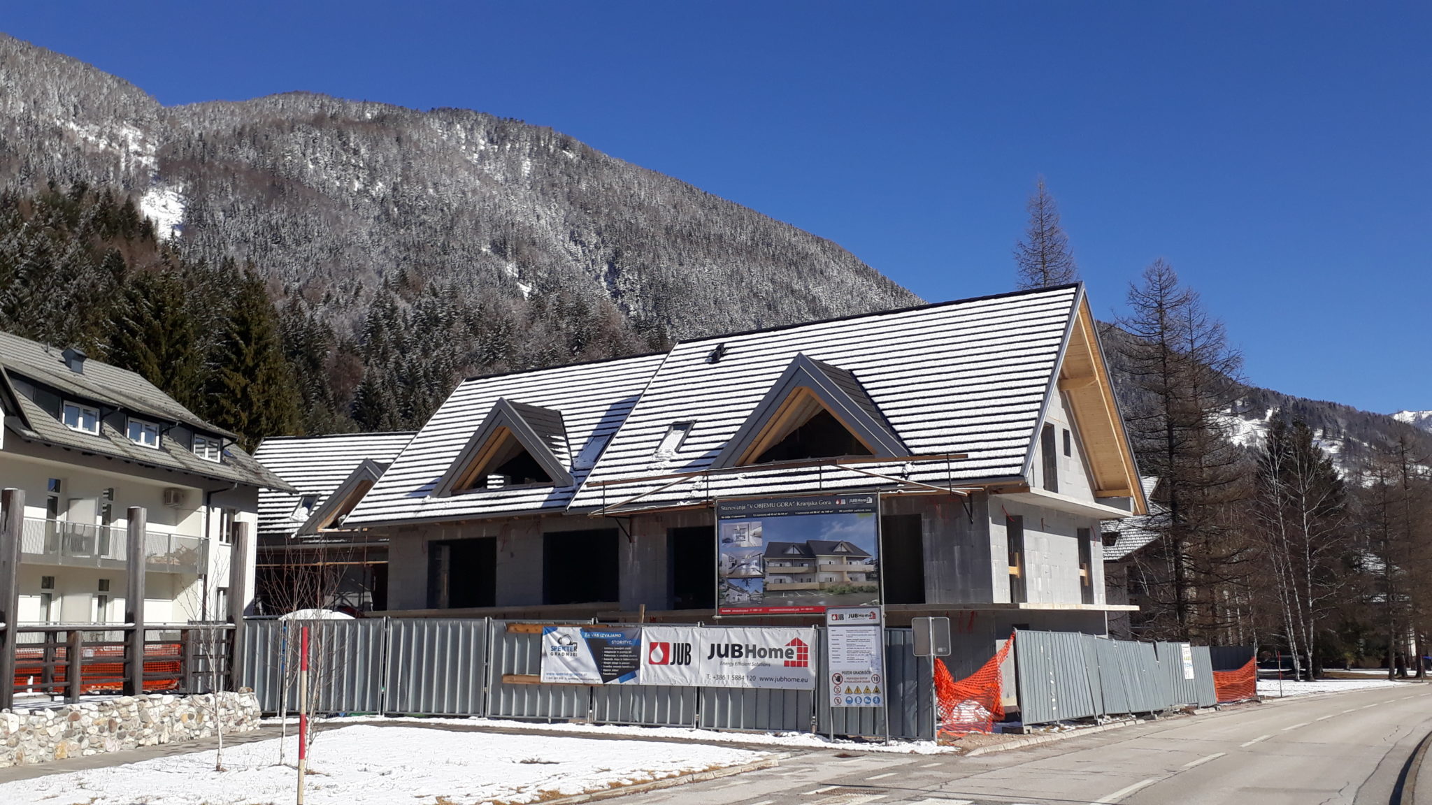 Fotografija JUBHome objekta v Kranjski gori - zaključena 3. gradbena faza. Sledi vgradnja oken.