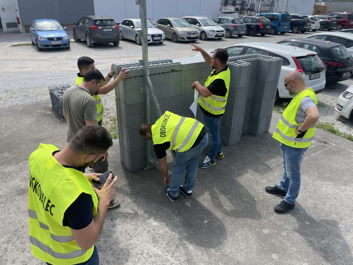 Testno sestavljanje JUBHome WALL elementov - na sliki montaža opor