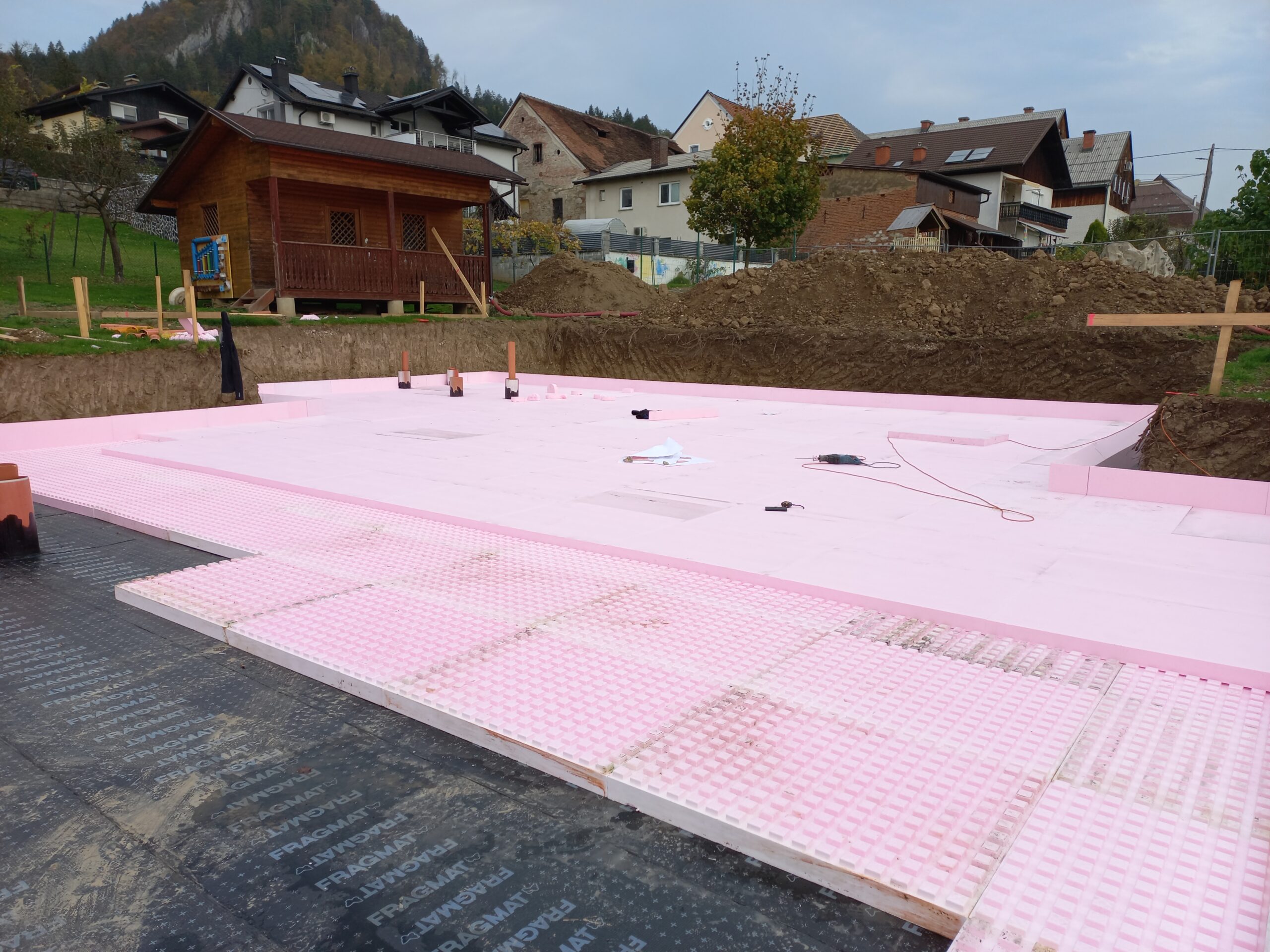 Polaganje 480 m2 izolacije temeljne plošče porjekta vrtec Radlje ob dravi