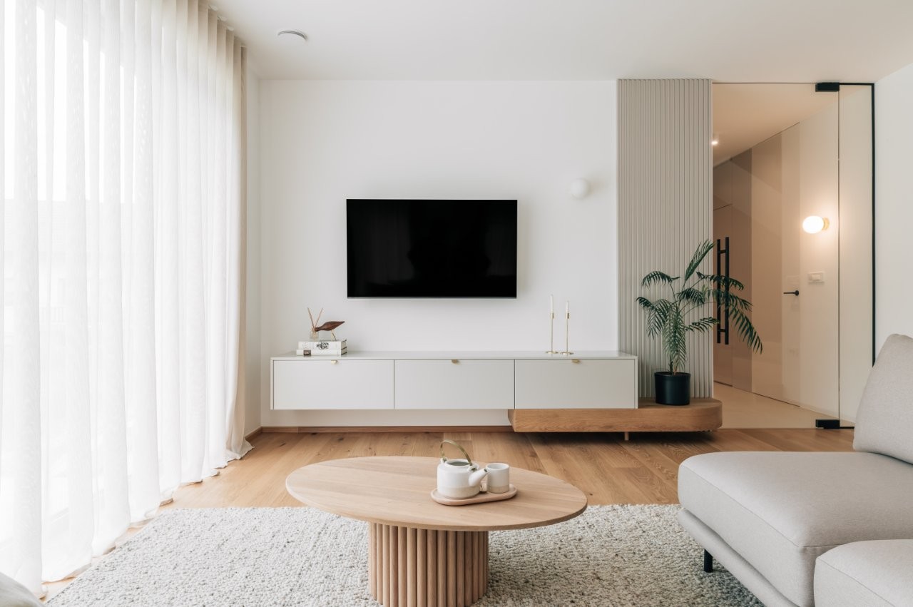 Notranjost JUBHome hiše na Škofljici, ki je bila izvedena po principu gradnje na ključ